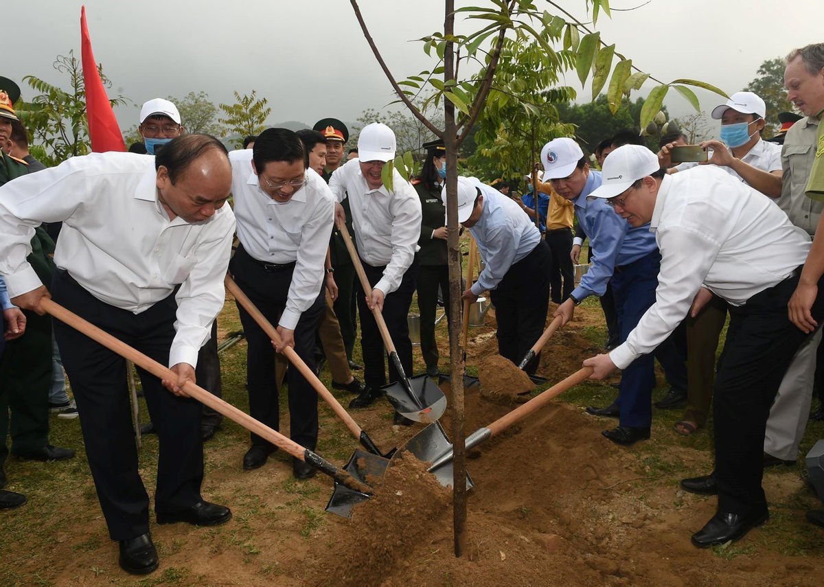 Thủ tướng Nguyễn Xuân Phúc và các đại biểu hưởng ứng chương trình trồng 1 tỷ cây xanh